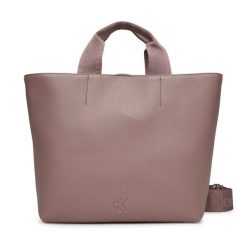 Torebka Calvin Klein Jeans. Czerwone torebki klasyczne Calvin Klein Jeans, bez wzorów, z jeansu, klasyczne, bez dodatków. Za 259.99 zł.