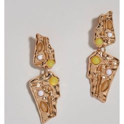 Długie kolczyki z imitacją bursztynu Gold Label - Wielobarwn. Kolczyki marki Mohito. Za 29.99 zł.
