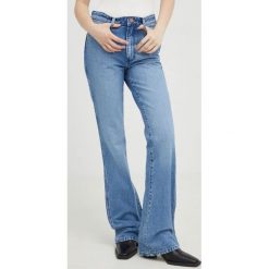 Wrangler jeansy damskie high waist. Niebieskie jeansy Wrangler, bez wzorów, z denimu, z podwyższonym stanem. W wyprzedaży za 189.99 zł.