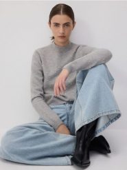 Sweter z perełkami - jasnoszary. Szare swetry Reserved, l, bez wzorów, z dzianiny, bez ramiączek. W wyprzedaży za 59.99 zł.