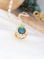 L'Atelier de Gaia Pozłacany pierścionek z cyrkoniami i perłami rozmiar: onesize. Niebieskie pierścionki L'Atelier de Gaia, z cyrkonią, pozłacane. Za 92.42 zł.