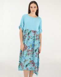 Luźna sukienka w kwiaty. Niebieskie sukienki Unisono, l, bez wzorów, z tkaniny, bez kołnierzyka, bez ramiączek. Za 199.00 zł.