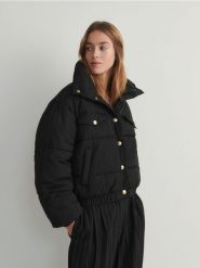 Pikowana kurtka - czarny. Czarne kurtki Reserved, l, bez wzorów, bez kaptura. W wyprzedaży za 59.99 zł.