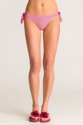 Różowo-srebrny dół od bikini Twinset U&B w paski. Czerwone bikini Twinset U&B, bez wzorów. W wyprzedaży za 43.80 zł.