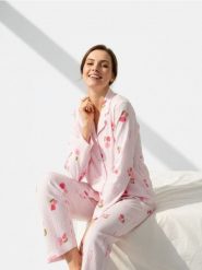 Piżama dwuczęściowa z motywem róż - różowy. Czerwone piżamy Sinsay, l, bez wzorów, bez kołnierzyka, bez ramiączek. Za 59.99 zł.