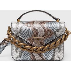 Guess torebka kolor srebrny. Szare listonoszki Guess, z aplikacjami, na ramię, bez dodatków. Za 579.99 zł.