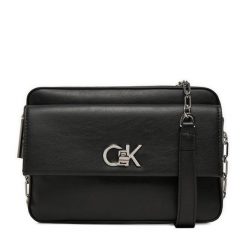 Torebka Calvin Klein. Czarne listonoszki Calvin Klein, bez wzorów, bez dodatków. Za 329.99 zł.