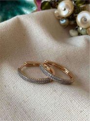 Luseera Pozłacane kolczyki-kreole z cyrkoniami rozmiar: onesize. Czerwone kolczyki Luseera, z cyrkonią, pozłacane. Za 43.99 zł.