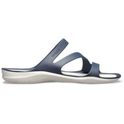Klapki damskie Crocs Swiftwater. Szare klapki Crocs, bez wzorów, z materiału, bez obcasa, bez zapięcia. W wyprzedaży za 139.00 zł.