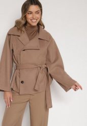 Beżowy Krótki Płaszcz z Wiskozą o Pudełkowym Kroju z Wiązanym Paskiem i Kołnierzem Tusilia. Brązowe płaszcze Born2be, uniwersalny, bez wzorów, z dzianiny, klasyczne, bez kaptura. Za 169.99 zł.