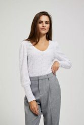 Ażurowa bluzka z dekoltem w serek. Bluzki MOODO, xl, w ażurowe wzory, z elastanu, bez kołnierzyka, bez ramiączek. W wyprzedaży za 35.99 zł.