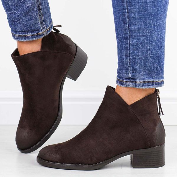 Brązowe zamszowe botki damskie Potocki 12472. Brązowe botki POTOCKI, bez wzorów, z jeansu, eleganckie, z okrągłym noskiem, bez obcasa, na płaskiej podeszwie, bez zapięcia. Za 219.00 zł.