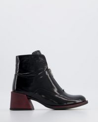 LAKIEROWANE BOTKI 012-473 BLACK. Czarne botki Venezia, bez wzorów, z lakierowanej skóry, bez obcasa, bez zapięcia. Za 329.00 zł.