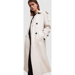 AllSaints trencz damski kolor beżowy przejściowy. Brązowe płaszcze AllSaints, bez wzorów, klasyczne, bez kaptura. W wyprzedaży za 959.99 zł.