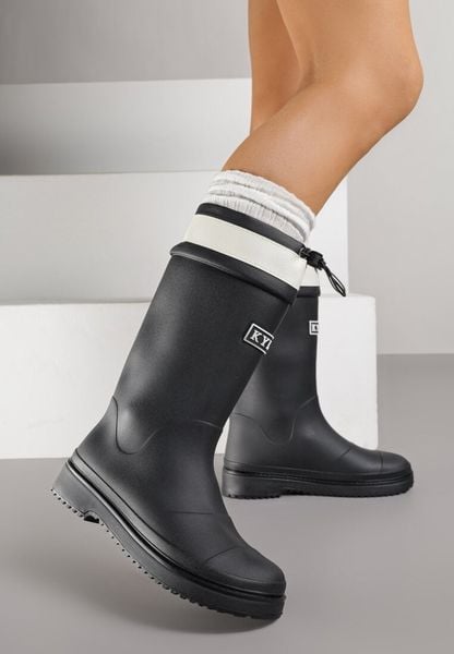 Czarne Kalosze Ozdobione Napisem ze Ściągaczem przy Cholewce Voslia. Czarne kalosze Renee, bez wzorów, z jeansu, bez zapięcia. Za 59.99 zł.