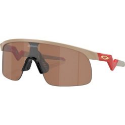 Okulary przeciwsłoneczne Oakley Resistor (Youth Fit) Patrick Mahomes II. Czerwone okulary przeciwsłoneczne Oakley, bez wzorów. Za 576.00 zł.