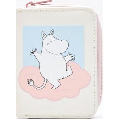 Portfel z nadrukiem Muminki - Biały. Portfele marki Reserved. W wyprzedaży za 24.99 zł.