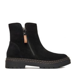 Botki Lasocki. Czarne botki Lasocki, bez wzorów, bez obcasa, na płaskiej podeszwie, bez zapięcia. Za 259.99 zł.