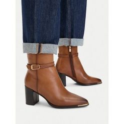 Botki MEXX. Brązowe botki Mexx, bez wzorów, bez obcasa, na słupku, bez zapięcia. Za 449.99 zł.