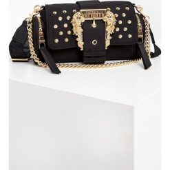 Torebka VERSACE JEANS COUTURE. Czarne torebki klasyczne Versace Jeans Couture, bez wzorów, z jeansu, bez dodatków. Za 1,039.00 zł.