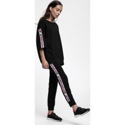 Bluza damska BLD217 - głęboka czerń. Bluzy marki 4f. W wyprzedaży za 79.99 zł.