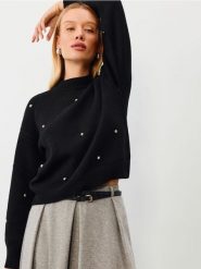 Sweter z domieszką wiskozy i koralikami - czarny. Czarne swetry Sinsay, l, bez wzorów, z wiskozy, bez ramiączek. Za 59.99 zł.