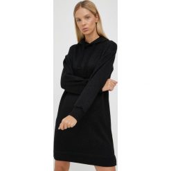 Deha sukienka kolor czarny mini prosta. Czarne sukienki Deha, na co dzień, l, bez wzorów, bez kołnierzyka, bez ramiączek, mini, proste. W wyprzedaży za 390.99 zł.