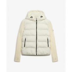 Kurtka puchowa z kapturem, damska, z dzianinowymi rękawami Superdry. Białe kurtki Superdry, bez wzorów, z dzianiny, z kapturem. Za 556.10 zł.