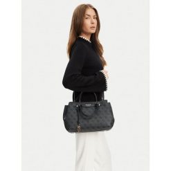 Torebka Guess. Czarne torebki klasyczne Guess, z aplikacjami, klasyczne, bez dodatków. Za 359.99 zł.