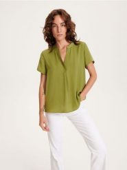 Gładka bluzka - zielony. Zielone bluzki Reserved, l, bez wzorów, z tkaniny, bez kołnierzyka, bez ramiączek. W wyprzedaży za 39.99 zł.