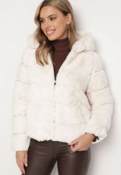 Jasnobeżowa Kurtka Futrzana z Pikowaniem z Nieodpinanym Kapturem i Kieszeniami Sovinka. Brązowe kurtki Born2be, na zimę, s, bez wzorów, z futra, eleganckie. Za 139.99 zł.