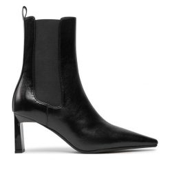 Botki Armani Exchange. Czarne botki Armani Exchange, bez wzorów, bez obcasa, na słupku, bez zapięcia. Za 549.99 zł.
