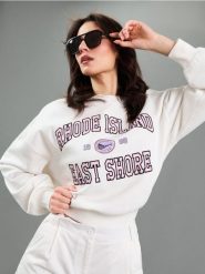 Bluza dresowa z haftowanym napisem - kremowy. Białe bluzy Sinsay, l, bez wzorów, z dresówki, bez ramiączek, bez kaptura. Za 39.99 zł.