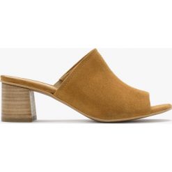 Rude klapki ARINA. Brązowe klapki Ryłko, bez wzorów, z gumy, bez obcasa, na obcasie, bez zapięcia. W wyprzedaży za 129.99 zł.