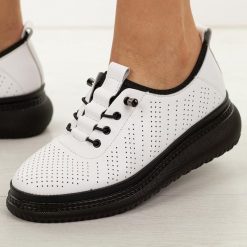 Białe ażurowane skórzane półbuty damskie Jezzi 135. Białe półbuty wsuwane Jezzi, na jesień, bez wzorów, z jeansu, klasyczne, z okrągłym noskiem, bez obcasa, na platformie. Za 239.00 zł.