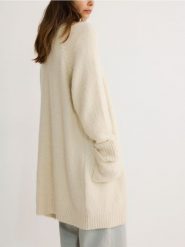 Długi kardigan z domieszką alpaki - kremowy. Białe swetry Reserved, l, bez wzorów, z dzianiny, bez ramiączek. W wyprzedaży za 99.99 zł.