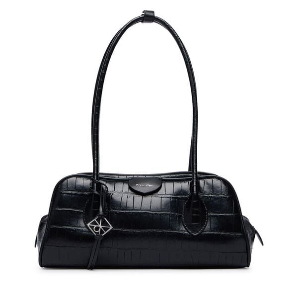 Torebka Calvin Klein. Czarne torebki klasyczne Calvin Klein, bez wzorów, klasyczne, bez dodatków. Za 579.99 zł.