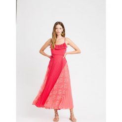 Letnia czerwona plisowana sukienka Twinset. Czerwone sukienki Twinset, na imprezę, l, bez wzorów, z poliesteru, bez kołnierzyka, bez ramiączek, maxi. W wyprzedaży za 990.00 zł.