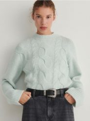 Sweter z warkoczowym splotem - jasnozielony. Zielone swetry Reserved, l, bez wzorów, z dzianiny, klasyczne, bez ramiączek. W wyprzedaży za 59.99 zł.