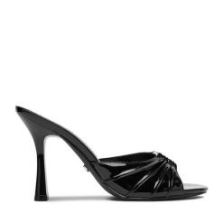 Klapki Juicy Couture. Czarne klapki Juicy Couture, bez wzorów, bez obcasa, bez zapięcia. Za 249.99 zł.