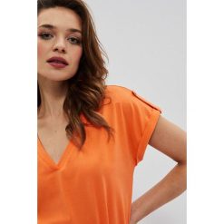 Bawełniana bluzka z dekoltem w serek. Brązowe bluzki MOODO, l, bez wzorów, z bawełny, bez kołnierzyka, bez ramiączek. W wyprzedaży za 34.99 zł.