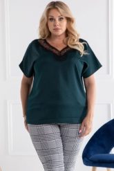 Bluzka wieczorowa top z koronką LEONA butelkowa zieleń. Zielone bluzki KARKO, plus size, bez wzorów, z koronki, biznesowe, bez kołnierzyka, plus size, bez ramiączek. Za 189.50 zł.