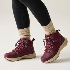 Damskie buty trekkingowe Regatta Sambrook. Fioletowe trekkingi Regatta, bez wzorów, z gumy, bez zapięcia, trekkingowe. Za 357.00 zł.