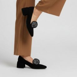 Czółenka damskie S. Barski, na klocku zamszowe z ozdobą i noskiem w szpic, czarne-srebrne, MR52-181. Czarne czółenka S.BARSKI, z aplikacjami, z zamszu, eleganckie, bez obcasa, na obcasie, bez zapięcia. Za 254.99 zł.