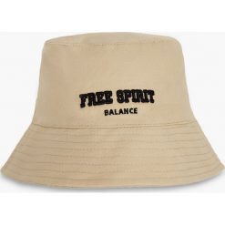 Beżowy kapelusz bucket hat z haftem - Beżowy. Brązowe kapelusze Cropp, bez wzorów, z bawełny. W wyprzedaży za 15.99 zł.