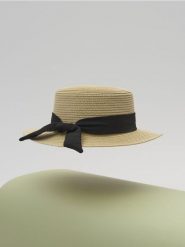 Pleciony kapelusz ze wstążką - kremowy. Białe kapelusze Sinsay, bez wzorów. Za 25.99 zł.