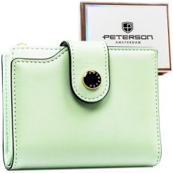 Zielony portfel damski ze skóry ekologicznej zamykany na suwak i zatrzask PTN 012-JK6 Peterson. Zielone portfele Peterson, bez wzorów, ze skóry ekologicznej. Za 76.99 zł.