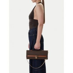 Torebka MICHAEL Michael Kors. Brązowe kopertówki MICHAEL Michael Kors, bez wzorów, wizytowe, bez dodatków. Za 859.99 zł.