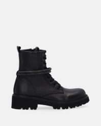 CZARNE TRZEWIKI ZE SKÓRY 26120L BLACK. Czarne botki Venezia, bez wzorów, ze skóry, bez obcasa, bez zapięcia. Za 299.00 zł.