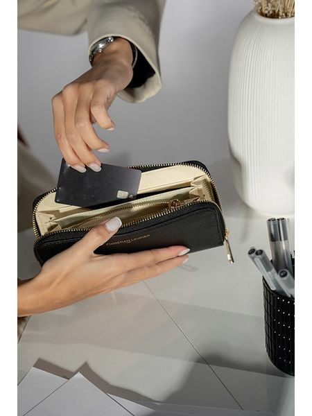 Christian Laurier Skórzany portfel "Hania" w kolorze czarnym - wys. 19 x 9,5 cm rozmiar: onesize. Czarne portfele Christian Laurier, bez wzorów, z materiału. Za 205.45 zł.